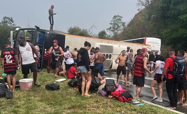 Ônibus com torcedores do Flamengo tomba; veja vídeo