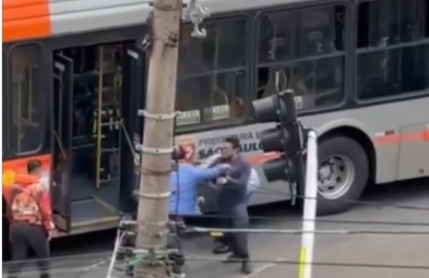 Motorista de ônibus sofre ataque com spray de pimenta após colisão; Veja vídeo