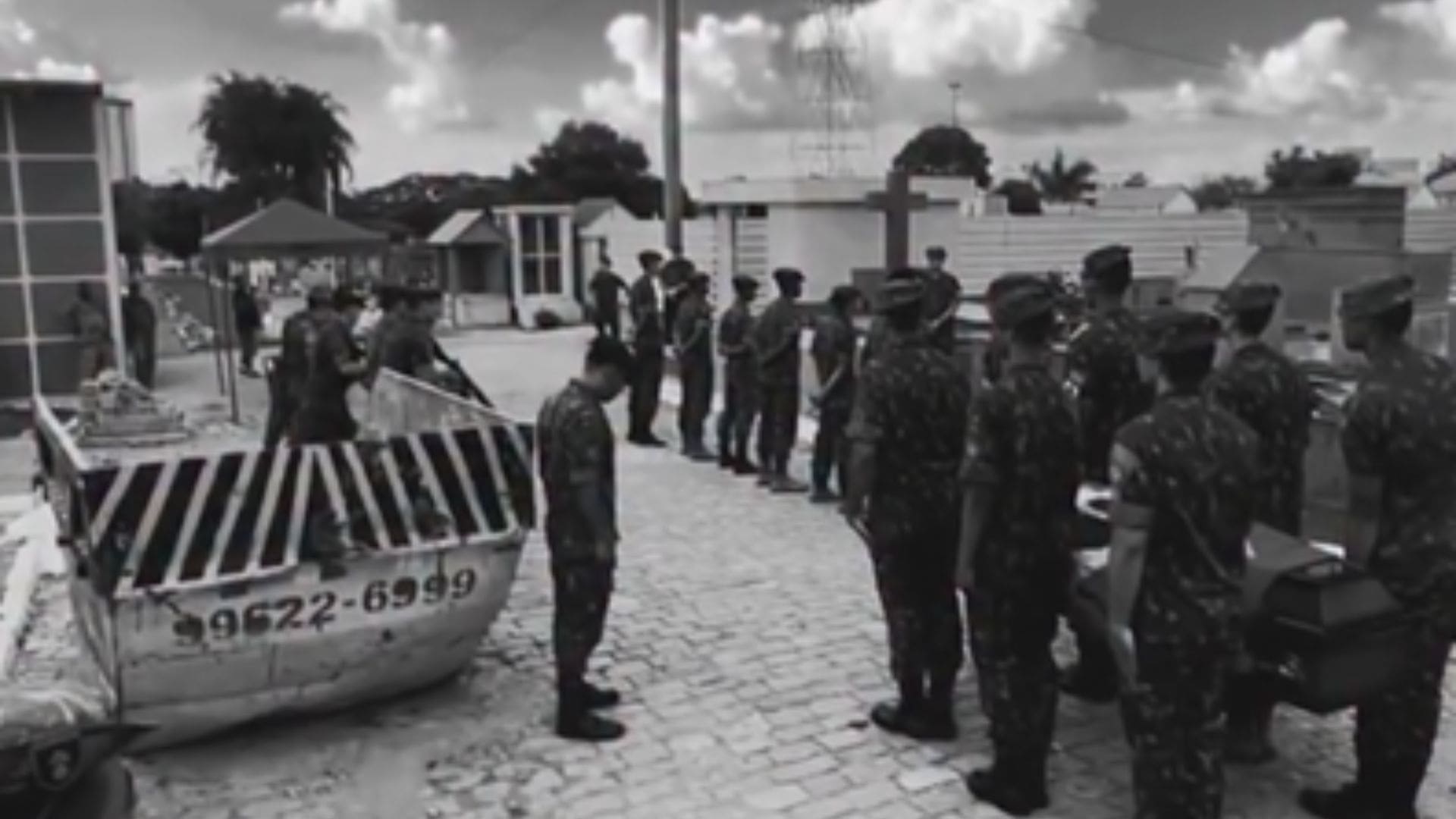 Jovem recruta morto em acidente recebe enterro com honras militares em Rondonópolis; veja vídeo