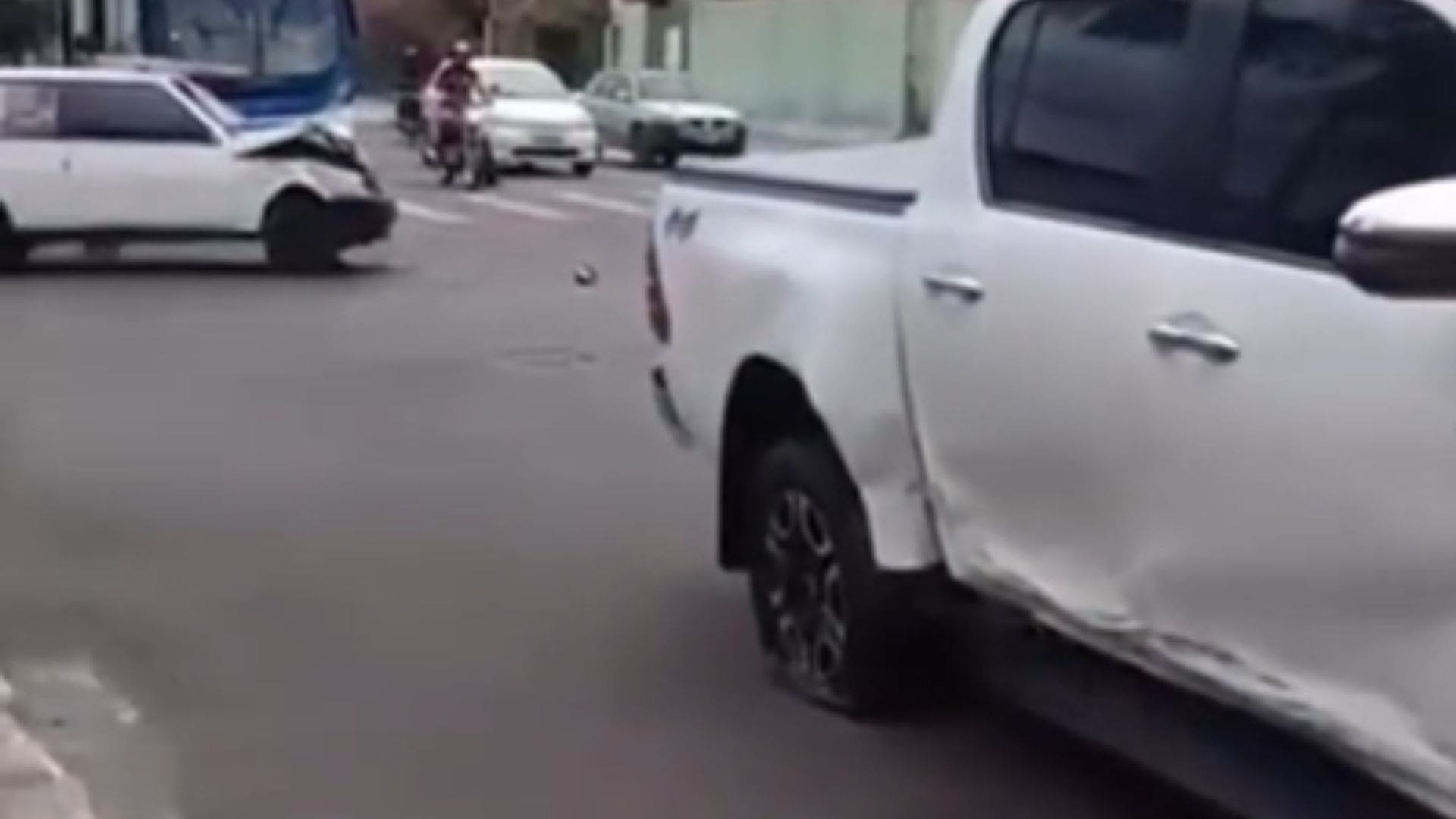 Acidente entre Uno e Hilux bloqueia cruzamento no centro de Rondonópolis; veja vídeo