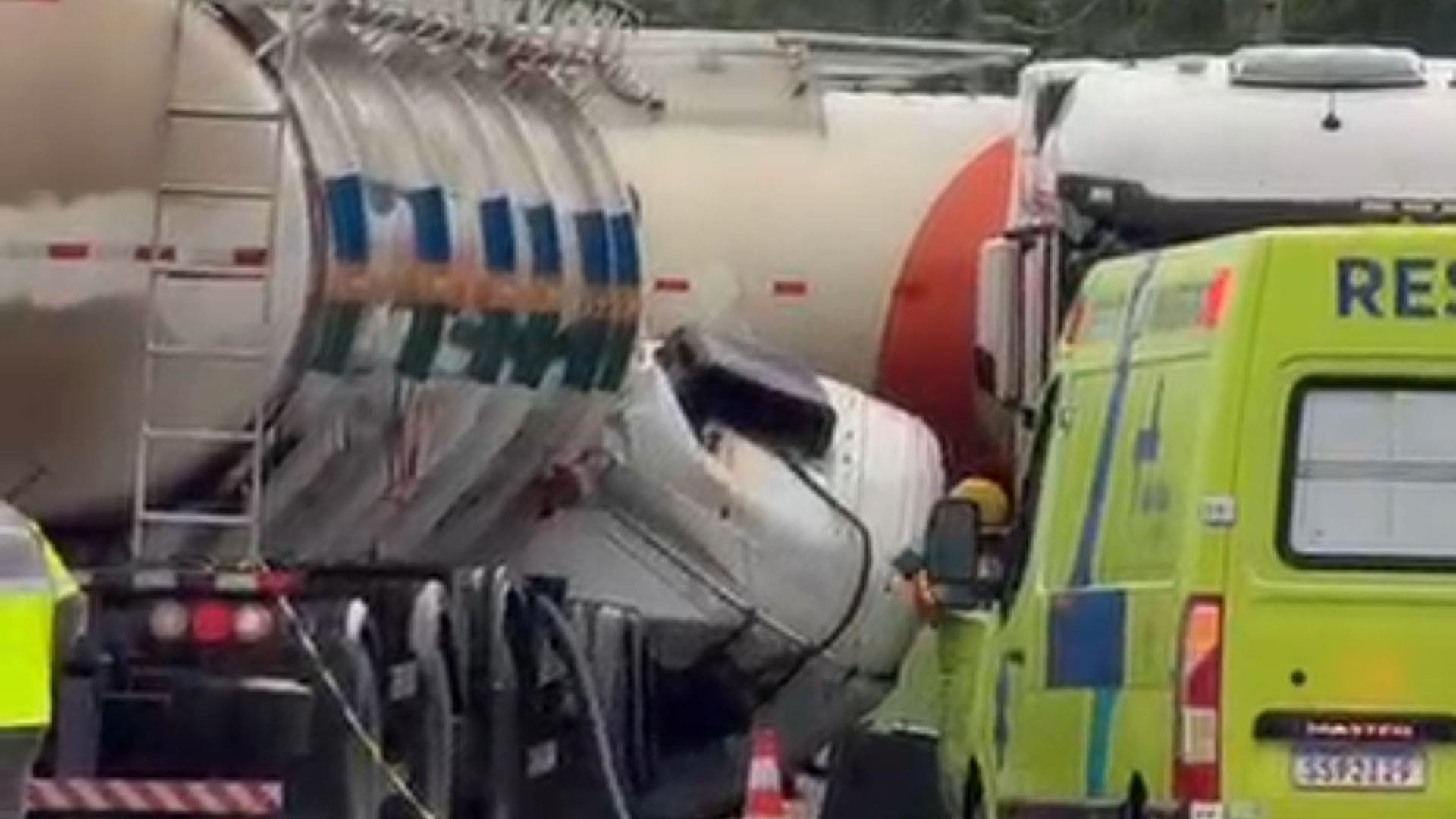 Carretas carregadas com diesel batem de frente e bloqueiam BR-364 em MT; veja vídeo