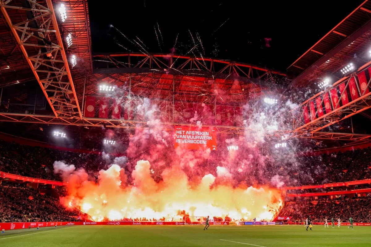 Vídeo: jogo do Ajax é cancelado após fogos invadirem campo e ameaçarem segurança