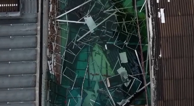 Desabamento de teto em academia deixa feridos; Veja vídeo