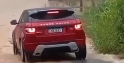 Família morre após ser arrastada pela correnteza em enxurrada; Veja vídeo