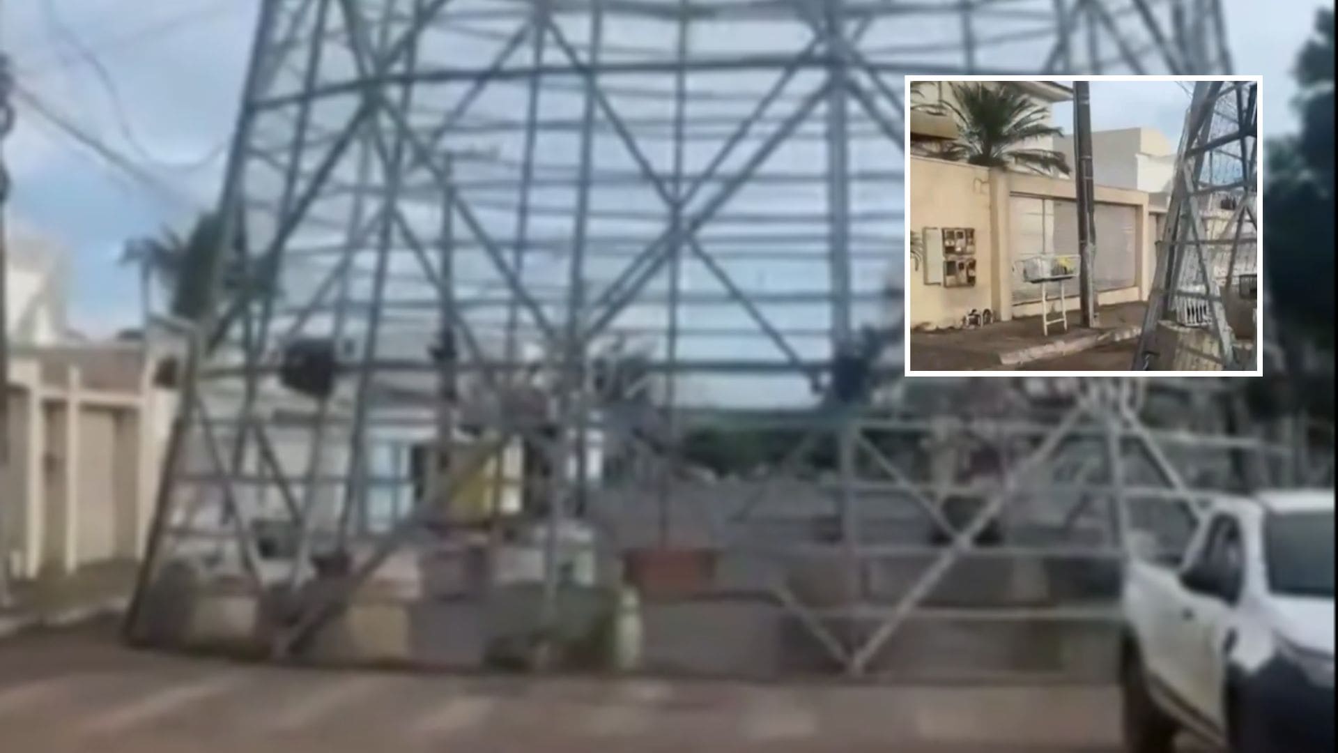 Árvore de Natal gigante bloqueia rua e divide opiniões em Barra do Garças