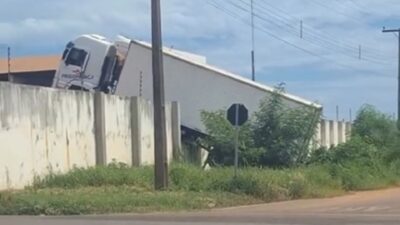 Caminhão atravessa muro e fica suspenso em empresa do distrito industrial de Rondonópolis; veja vídeo