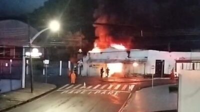 Loja especializada em conserto de eletrônicos vira cinzas após incêndio em Barra do Garças; veja vídeo