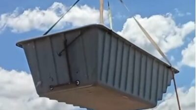 Piscina cai durante tombamento de guindaste e atingi casas; Veja vídeo