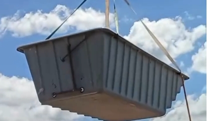 Piscina cai durante tombamento de guindaste e atingi casas; Veja vídeo