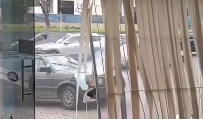Pai destrói loja da filha usando próprio carro; Veja vídeo