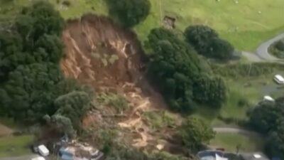 Equipes resgatam desaparecidos após fortes chuvas e deslizamentos em acampamento; Veja vídeo