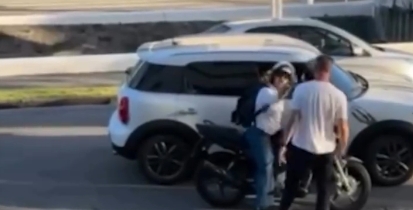 Motorista agride motociclista e arrasta vítima por 40 metros; Veja vídeo
