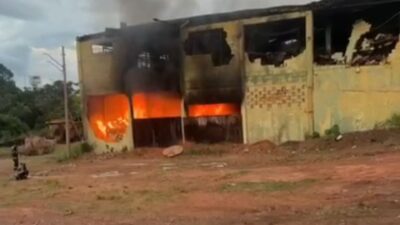 Depósito abandonado é atingido por incêndio de grandes proporções em Várzea Grande; veja vídeo