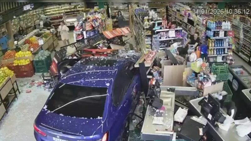 BMW desgovernada invade supermercado e atropela idosa e criança; veja vídeo