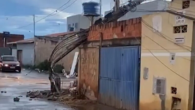 Chuva forte derruba árvores e postes e mobiliza bombeiros no DF