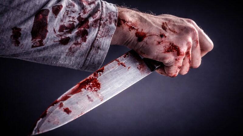 Homem sofre ataque violento com facão e é socorrido em estado grave; veja vídeo