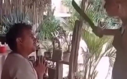 Mãe obriga suspeito de assediar filhas a orar de joelhos; Veja vídeo