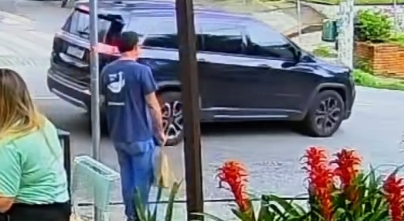 Motoboy rouba celular de médico enquanto ele aguardava carro; Veja vídeo