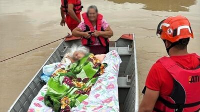 Bombeiros resgatam idosa acamada durante alagamento em Guarantã do Norte; veja vídeo