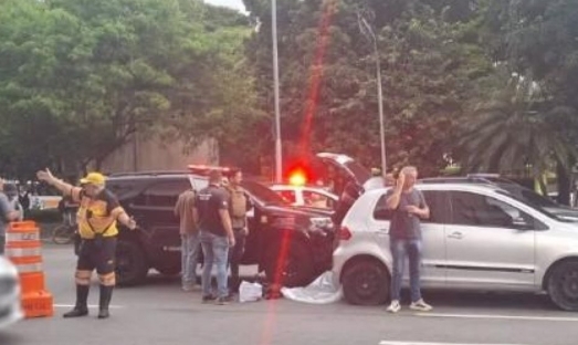 Perseguição após roubo termina em troca de tiros e morte de suspeito; Veja vídeo