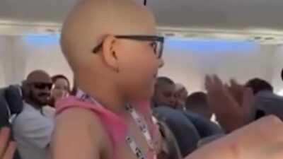 Menina de 8 anos vence câncer raro e é aplaudida durante voo comemorativo; Veja vídeo