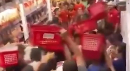 Promoção de macarrão a R$ 0,01 provoca correria e tumulto em supermercado; Veja vídeo