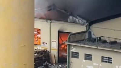 Incêndio de grandes proporções atinge fábrica de tintas e mobiliza bombeiros; Veja vídeo