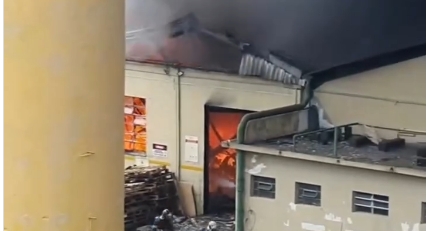 Incêndio de grandes proporções atinge fábrica de tintas e mobiliza bombeiros; Veja vídeo