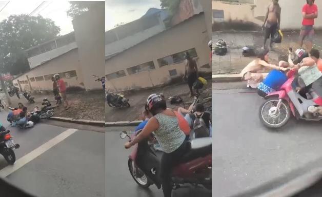Motociclista cai sobre vítimas após reduzir velocidade para observar acidente; veja vídeo