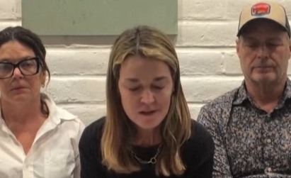 Apresentadora faz apelo público para localizar mãe desaparecida; Veja vídeo