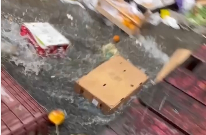 Chuva intensa arrasta feira livre e expõe força do temporal; Veja vídeo