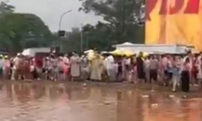 Temporal atinge pré-Carnaval e provoca alagamentos durante saída de blocos; Veja vídeo