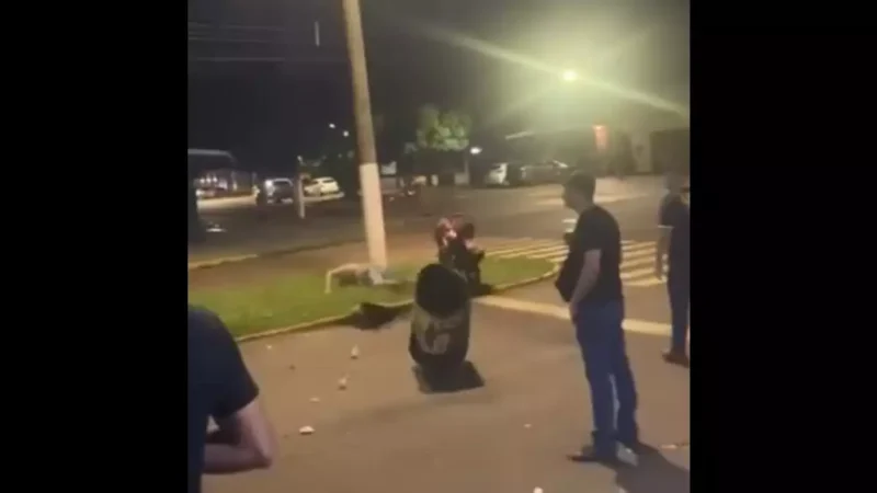 Tambor de lixo atinge motociclista após confusão em frente a conveniência em Dourados; veja vídeo