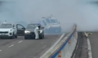 Criminosos armados com metralhadoras detonam carro-forte em rodovia; Veja vídeo