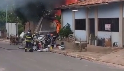 Incêndio de grandes proporções atinge área ao lado de casa em bairro de Cuiabá; Veja vídeo