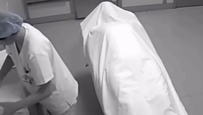 Morto se mexe em necrotério e funcionária passa mal; Veja vídeo