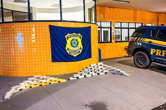 PRF apreende entorpecentes escondidos em carga de sucata em Barra do Garças; veja vídeo