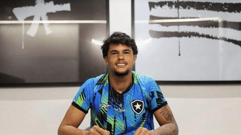 Bruninho assina com o Botafogo e se firma como promessa no gol alvinegro