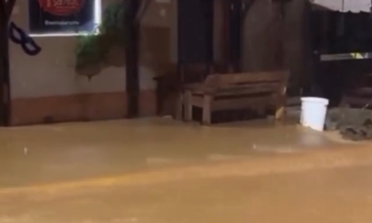 Chuva intensa alaga centro de Chapada dos Guimarães e surpreende moradores; Veja vídeo