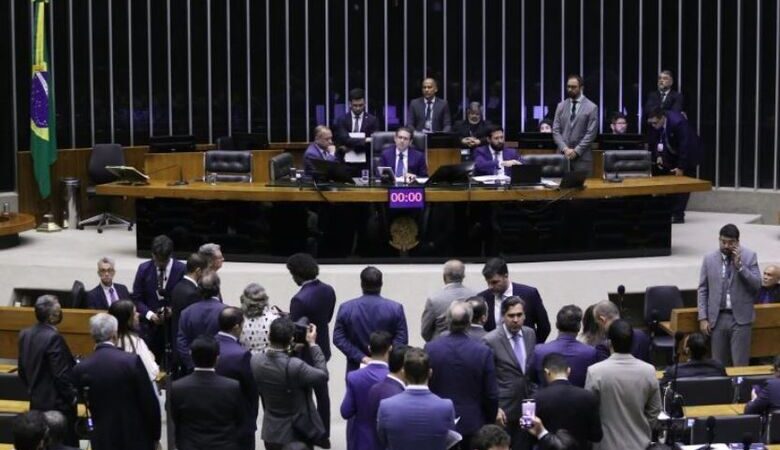 PEC do fim da escala 6×1 gera embate na CCJ e troca de provocações entre deputados; veja vídeo