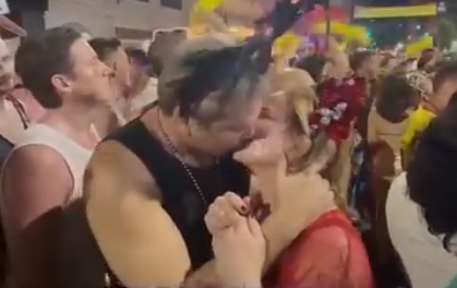 Lindbergh Farias e Gleisi Hoffmann compartilham beijo em bloco de Carnaval; Veja vídeo