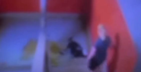 Adolescente sofre crise epiléptica e cai de escada em escola; Veja vídeo