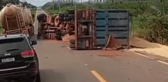 Carreta tomba entre Campo Novo do Parecis e Brasnorte e exige atenção redobrada na rodovia; Veja vídeo
