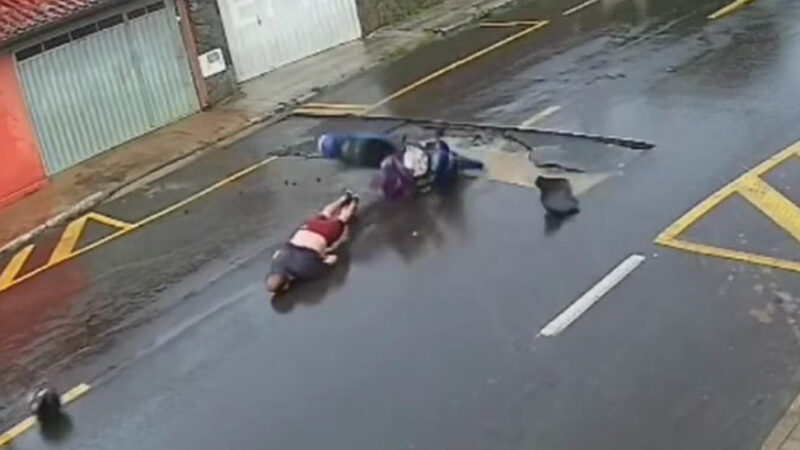 Motociclista cai em buraco, sofre traumatismo e fica em estado grave; Veja vídeo
