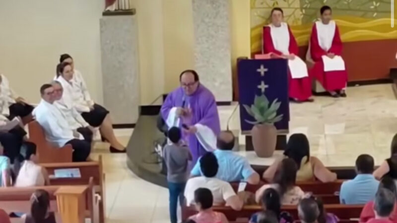 Menino invade altar com gato e arranca risadas em missa no interior; Veja vídeo
