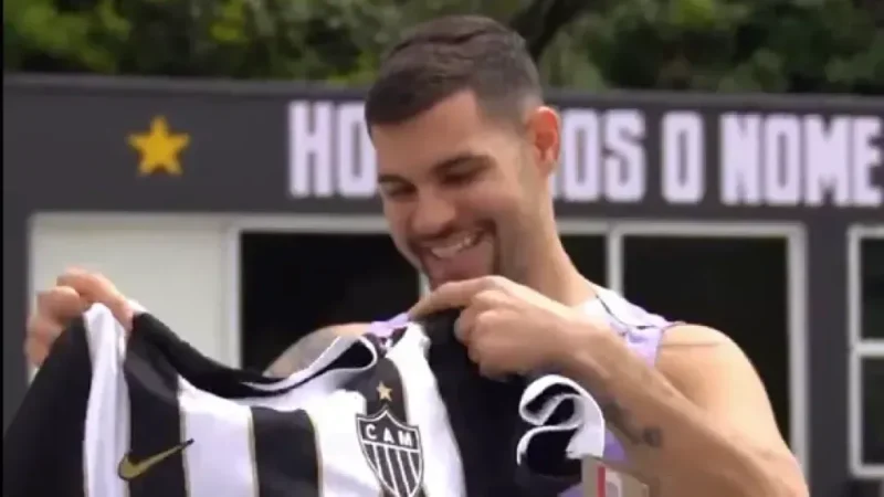 Bruno Guimarães trata lesão no CT do Atlético, recebe camisa e ouve brincadeira “Quer ficar?”; veja vídeo