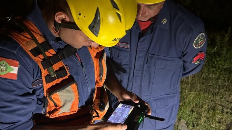 Homem entra em mata achando que fugia da guerra e bombeiros montam operação noturna com drone e cadela em Florianópolis; veja vídeo