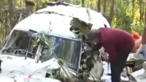 Queda de ambulância aérea mata 7 pessoas após perda de contato; Veja vídeo