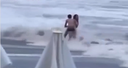 Passeio na praia termina em tragédia após mulher ser levada por onda; Veja vídeo