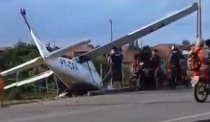 Avião desce fora da pista e para ao lado de rodovia após falha em voo; Veja vídeo